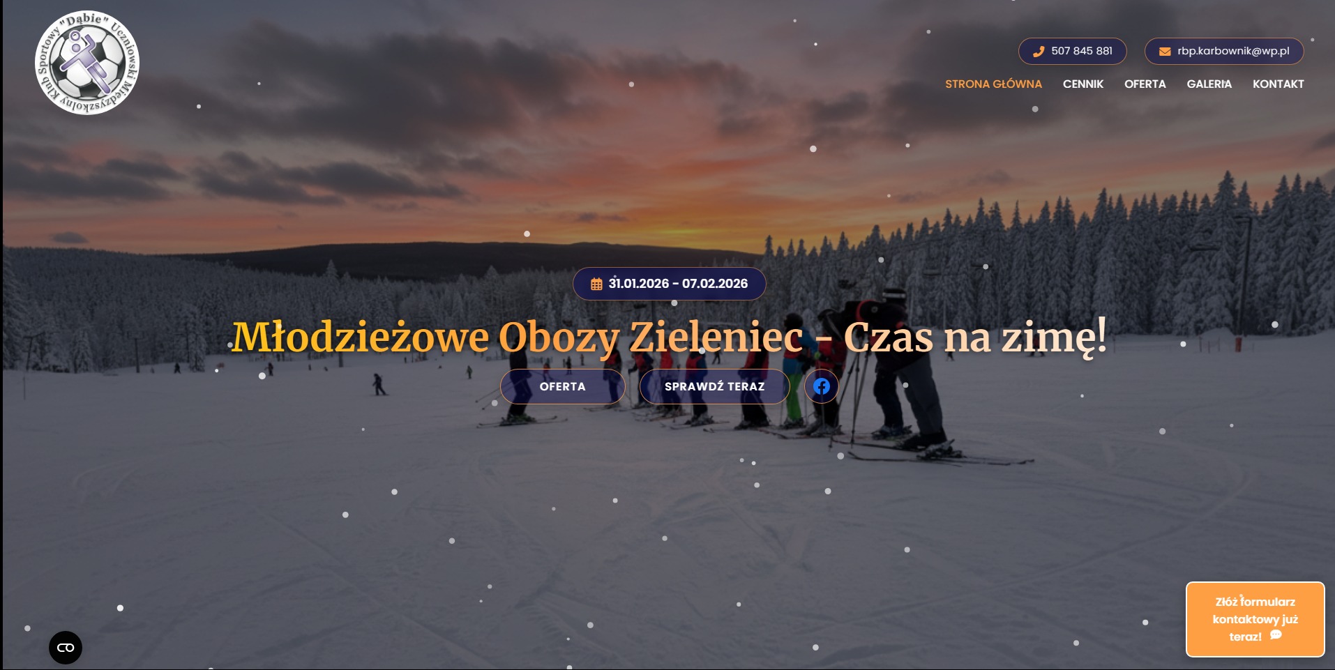 Zrzut strony internetowej z motywem zimowym, prezentujący ofertę młodzieżowych obozów w Zieleńcu. Widoczne logo, menu nawigacyjne i osoby na nartach w tle.