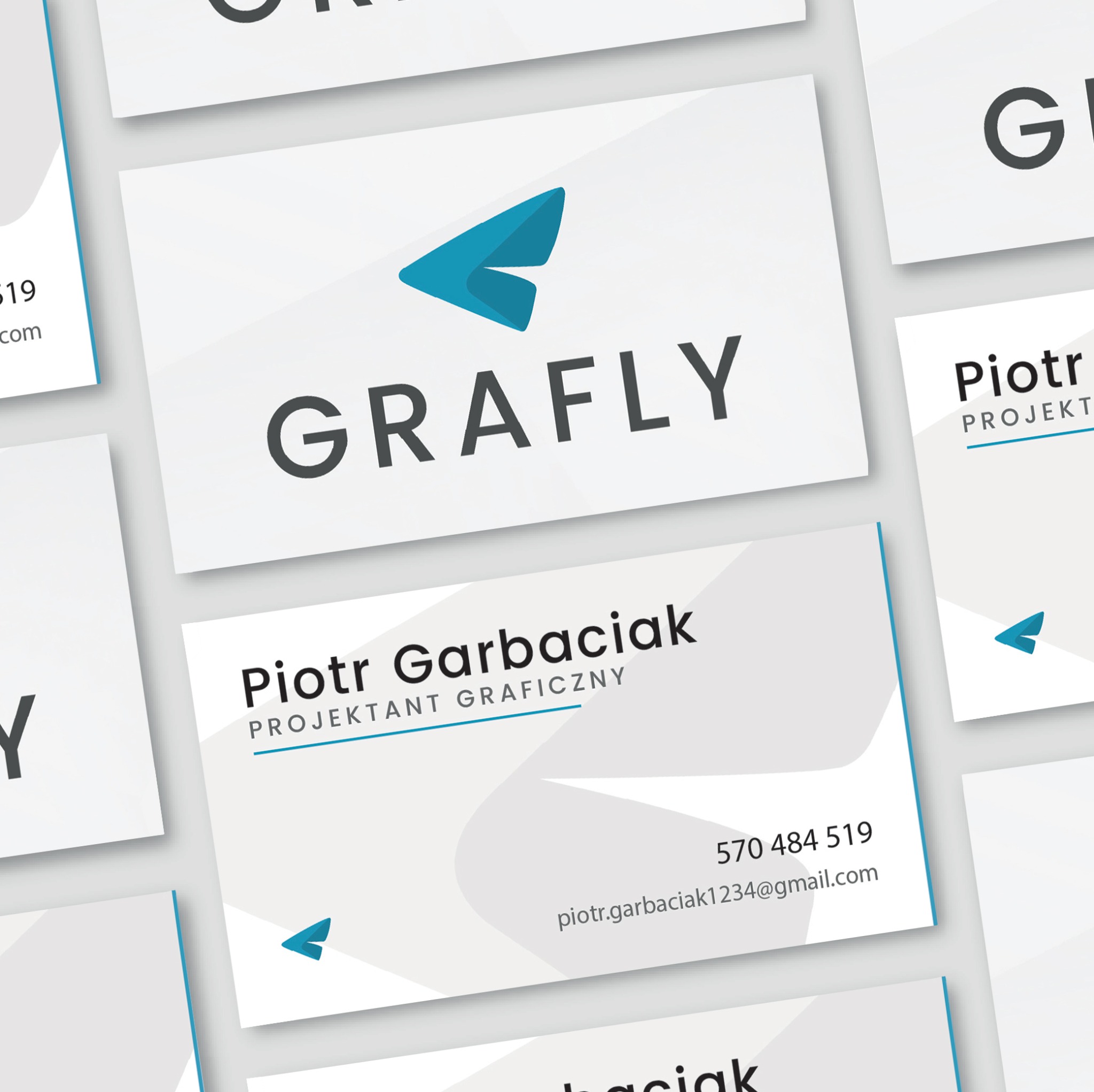Wizytówki z logo firmy Grafly i danymi kontaktowymi projektanta graficznego Piotra Garbaciaka, ułożone pod kątem na jasnym tle. Minimalistyczny design z akcentem turkusowym.