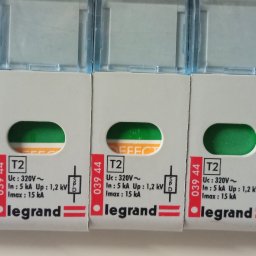 Szczegółowe ujęcie zabezpieczeń przepięciowych Legrand T2 w rozdzielnicy elektrycznej, z widocznymi parametrami technicznymi i oznaczeniami.
