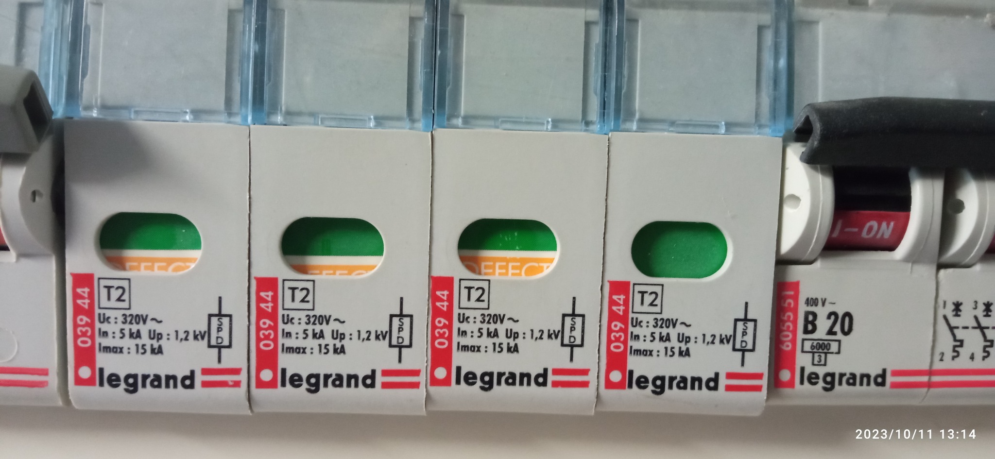 Szczegółowe ujęcie zabezpieczeń przepięciowych Legrand T2 w rozdzielnicy elektrycznej, z widocznymi parametrami technicznymi i oznaczeniami.