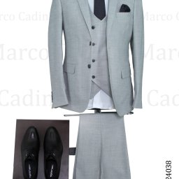 KM INVESTMENT POLAND PATRYK MIŁOSZ - Elegancki, jasnoszary garnitur trzyczęściowy z czarnym krawatem i poszetką, prezentowany na manekinie z parą czarnych, skórzanych butów obok.