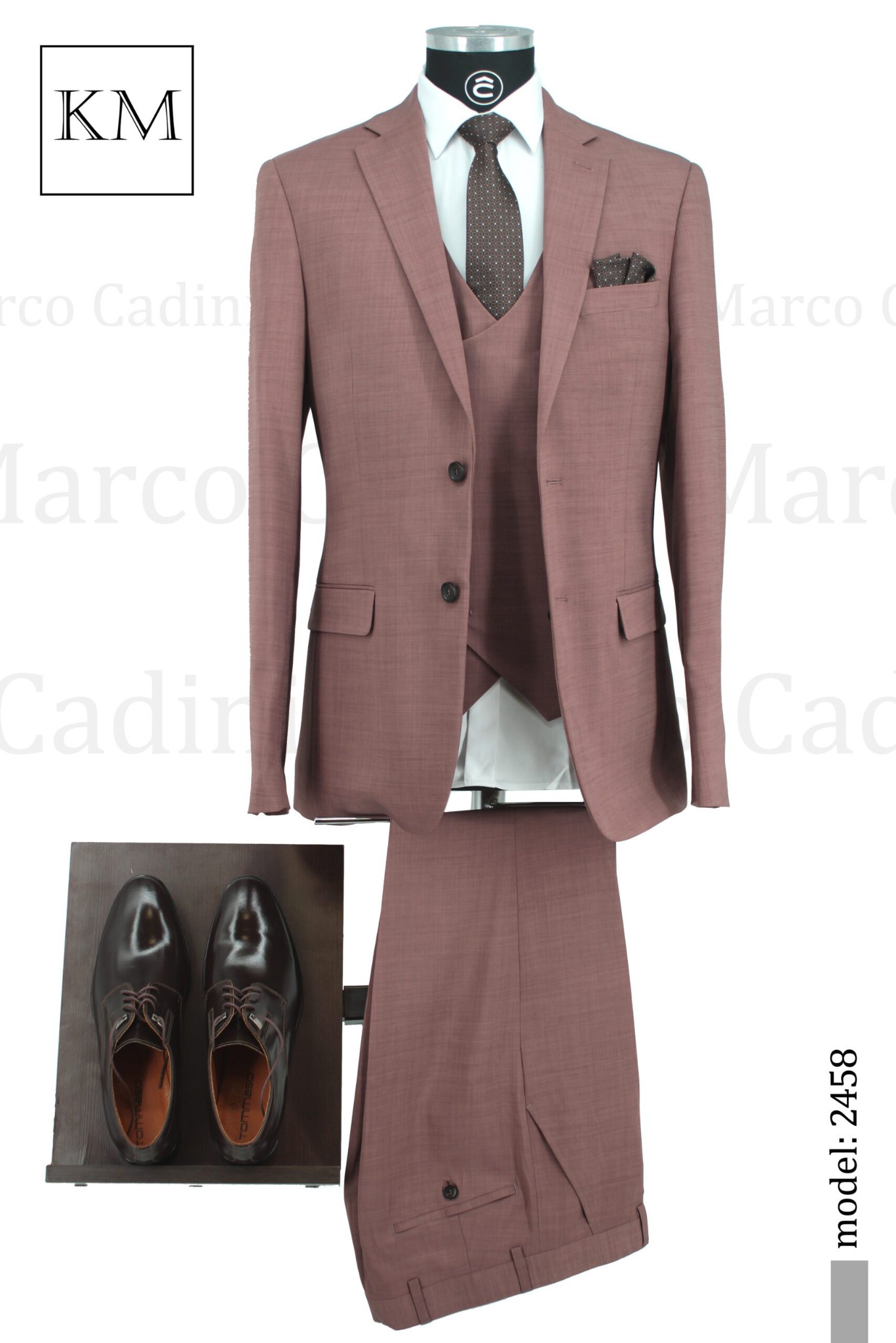 Komplet męski: brązowy garnitur trzyczęściowy (marynarka, kamizelka, spodnie) z brązowymi skórzanymi butami. Model '2458'.