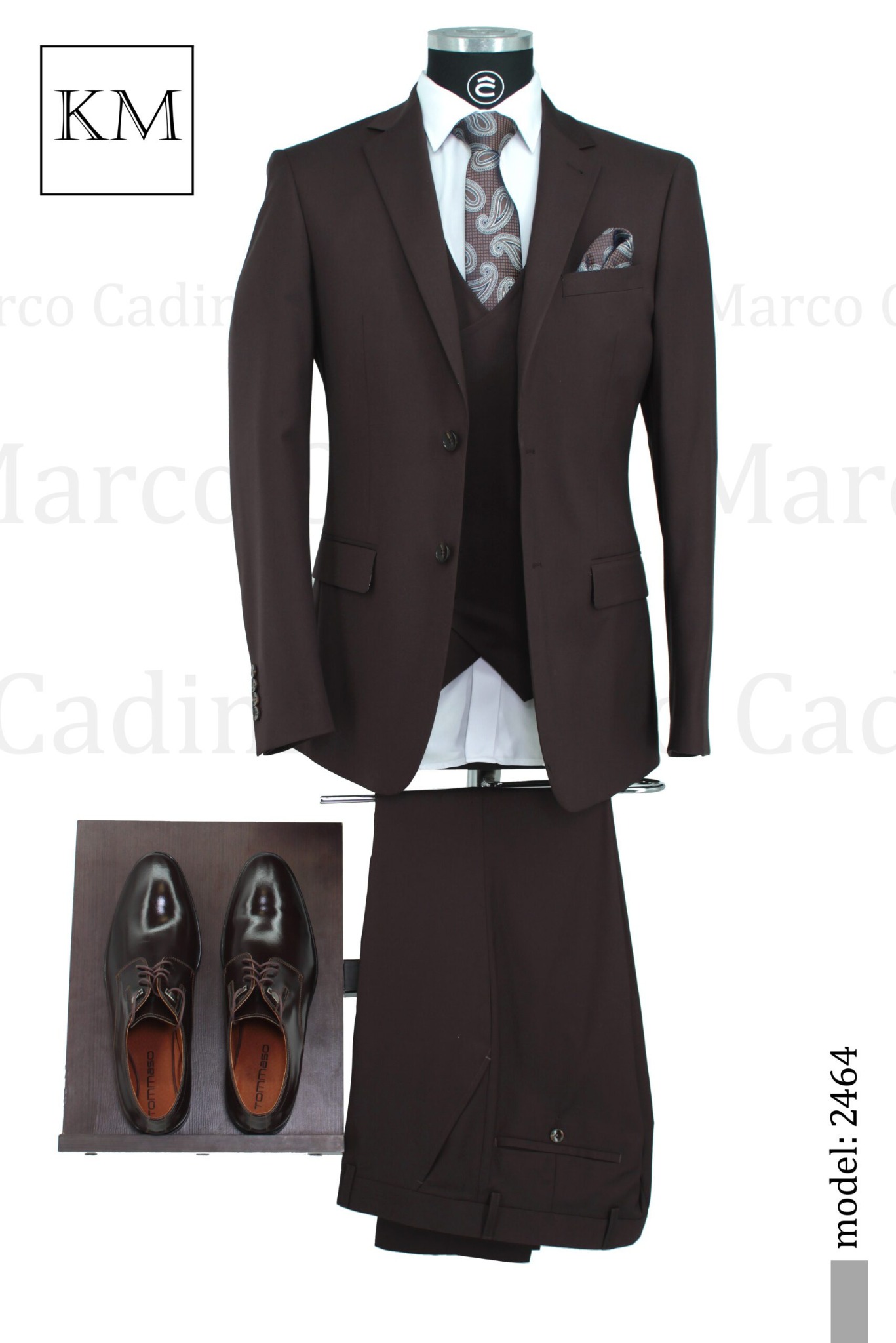 Elegancki, brązowy garnitur trzyczęściowy z wzorzystym krawatem i poszetką, uzupełniony o brązowe, skórzane buty. Model 2464.
