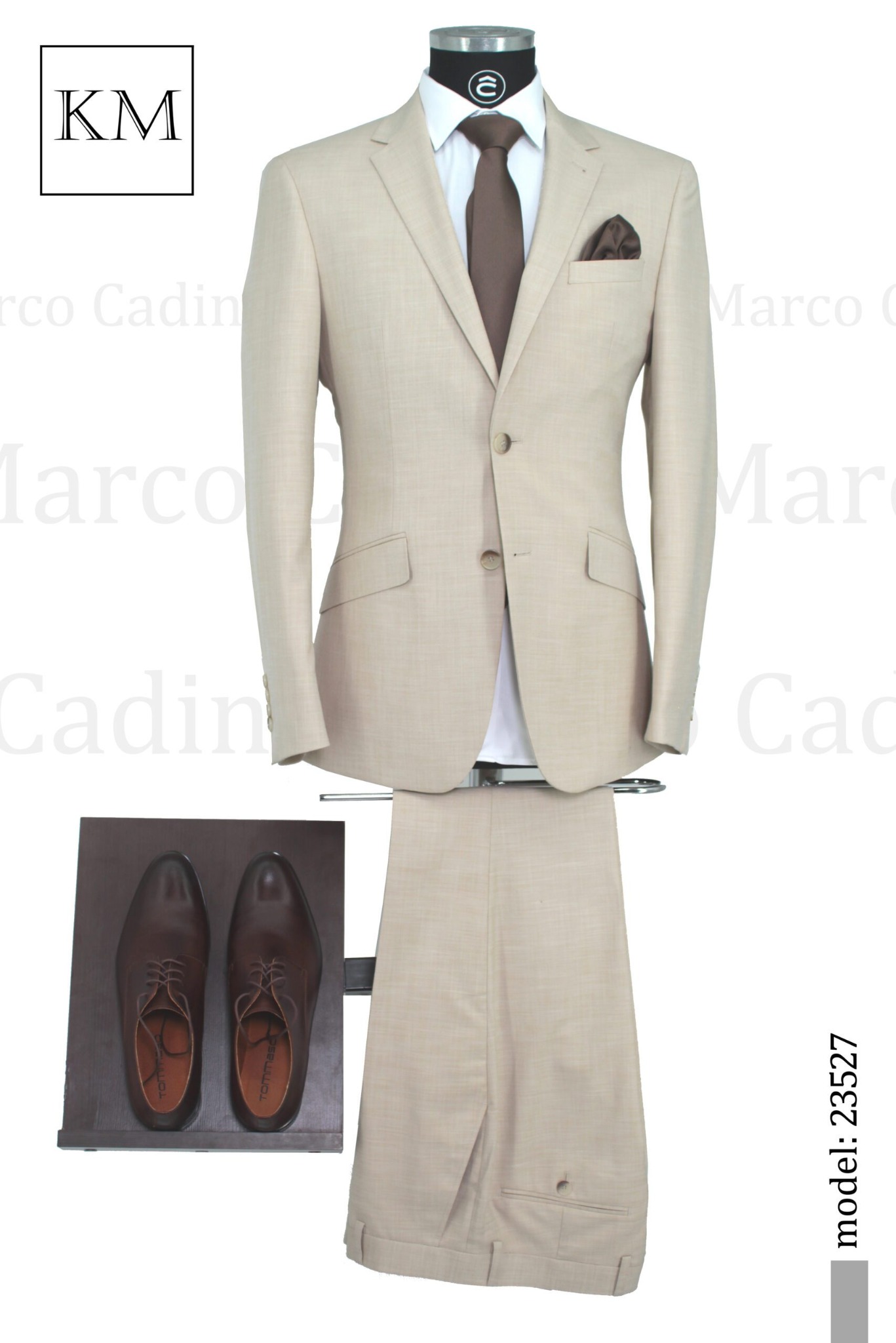 Beżowy garnitur męski z brązowym krawatem i poszetką, uzupełniony o brązowe skórzane buty. Model 23527.