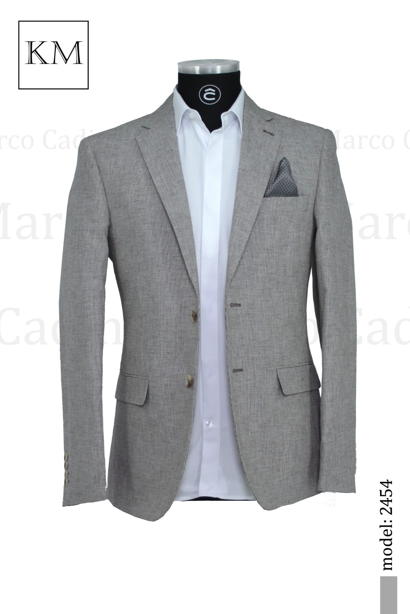 Szary, teksturowany garnitur męski na manekinie z białą koszulą i poszetką w kropki. Widoczny model: 2454. Ujęcie centralne, oświetlenie studyjne.