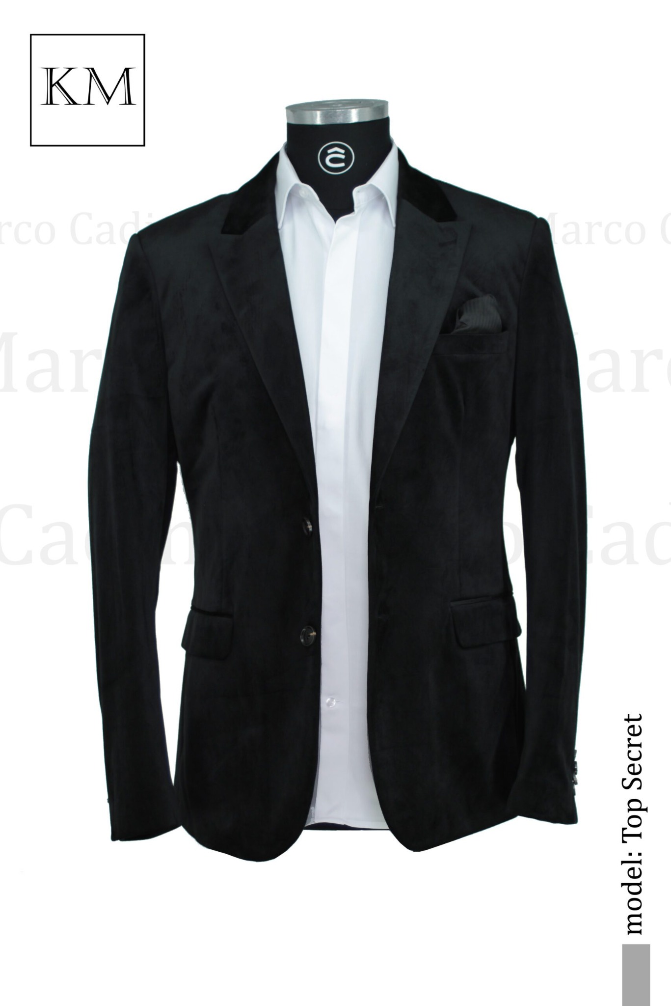 Czarna, welurowa marynarka męska z białą koszulą na manekinie. Model 'Top Secret'. Widoczne logo 'KM'.