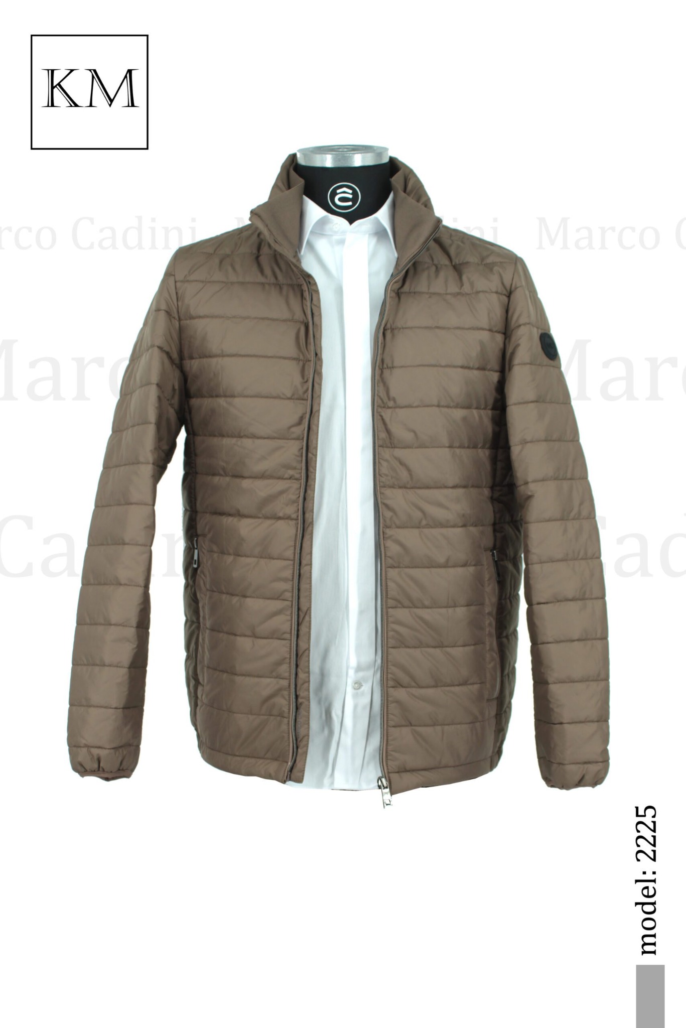 Brązowa, pikowana kurtka męska na manekinie z białą koszulą, widoczny zamek błyskawiczny i logo KM w lewym górnym rogu. Model 2225.