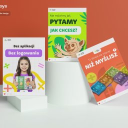 ASSISTIO PATRYCJA HULIN - Social-media design: Trzy grafiki HeyToys na białych postumentach. Pierwsza z dziewczynką, druga z lemurem, trzecia z klockami. Pomarańczowe tło.