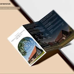 ASSISTIO PATRYCJA HULIN - Rozłożona broszura reklamowa Kormoranova z grafiką domu i tekstem 'Miejsce, które oddycha, tak jak Ty'. Widoczne informacje o działkach letniskowych i architekturze.
