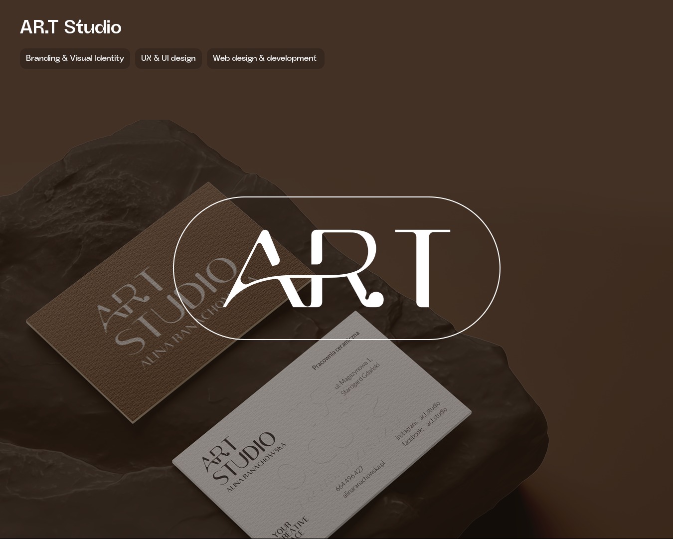 Dwie wizytówki ART Studio na tle tekstury kamienia. Jedna w odcieniach brązu, druga biała. Minimalistyczny design z logo i danymi kontaktowymi. Branding i identyfikacja wizualna.