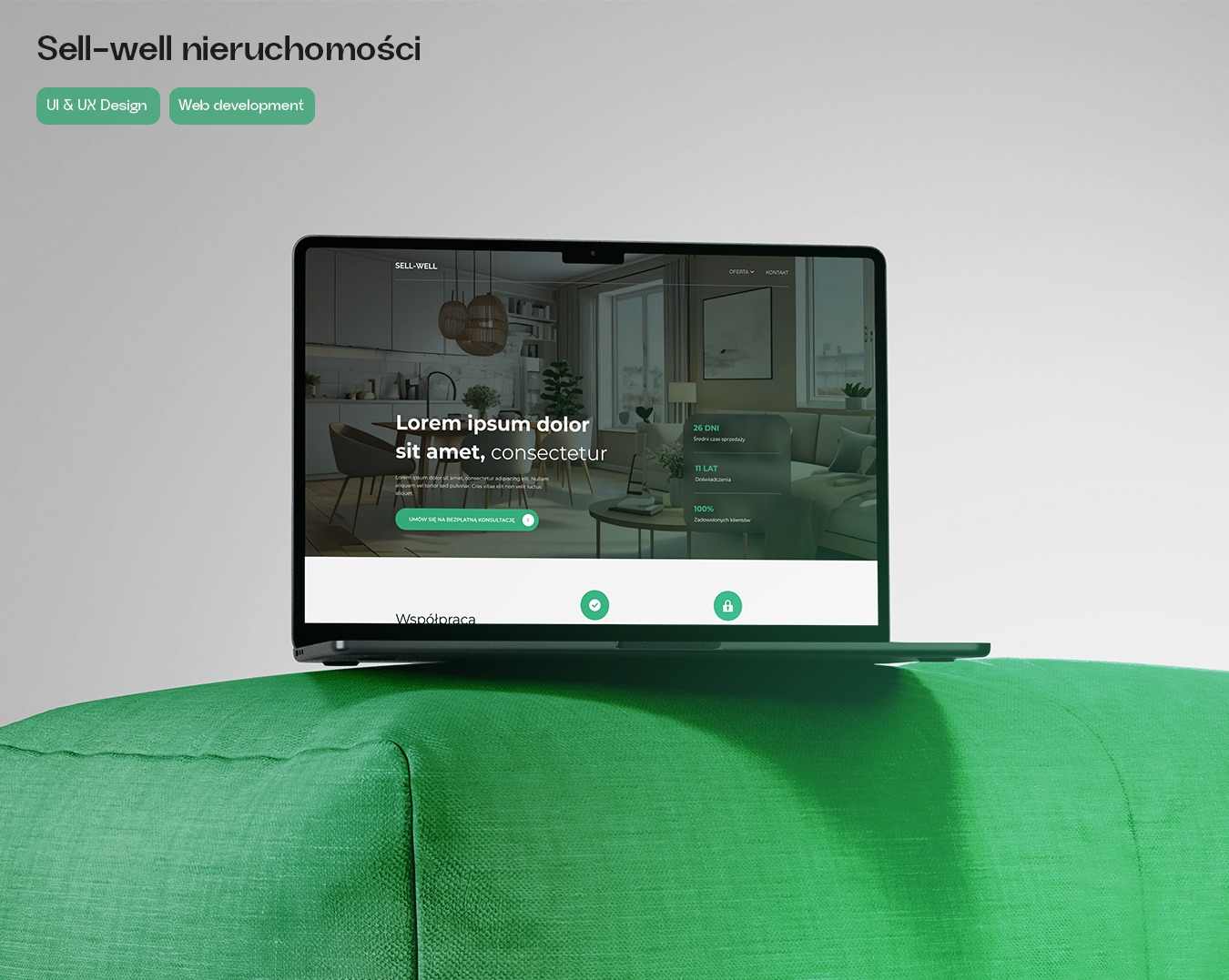 Laptop prezentuje stronę 'Sell-well nieruchomości' z UI & UX Design i Web development. Wnętrze mieszkania w tle, zieleń dominuje w designie. Widok z boku na zielonej pufie.