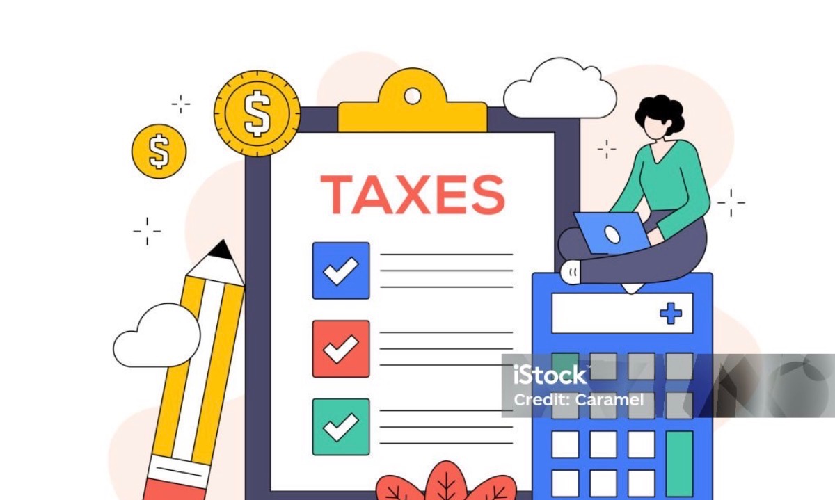 Ilustracja: osoba z laptopem siedzi na kalkulatorze obok listy z napisem TAXES, monet, ołówka i chmury. Grafika w stylu flat design, jasne kolory.