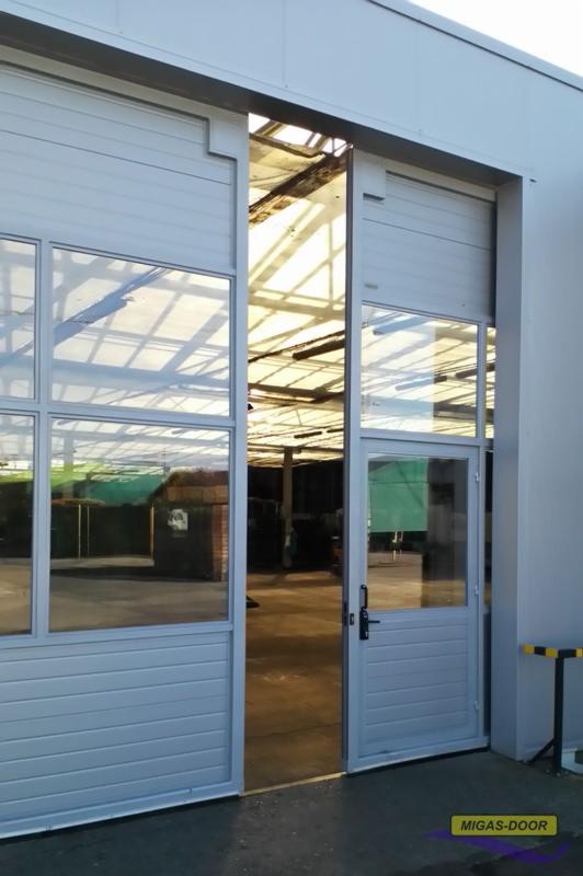 Brama podwieszana przesuwna przeszklona