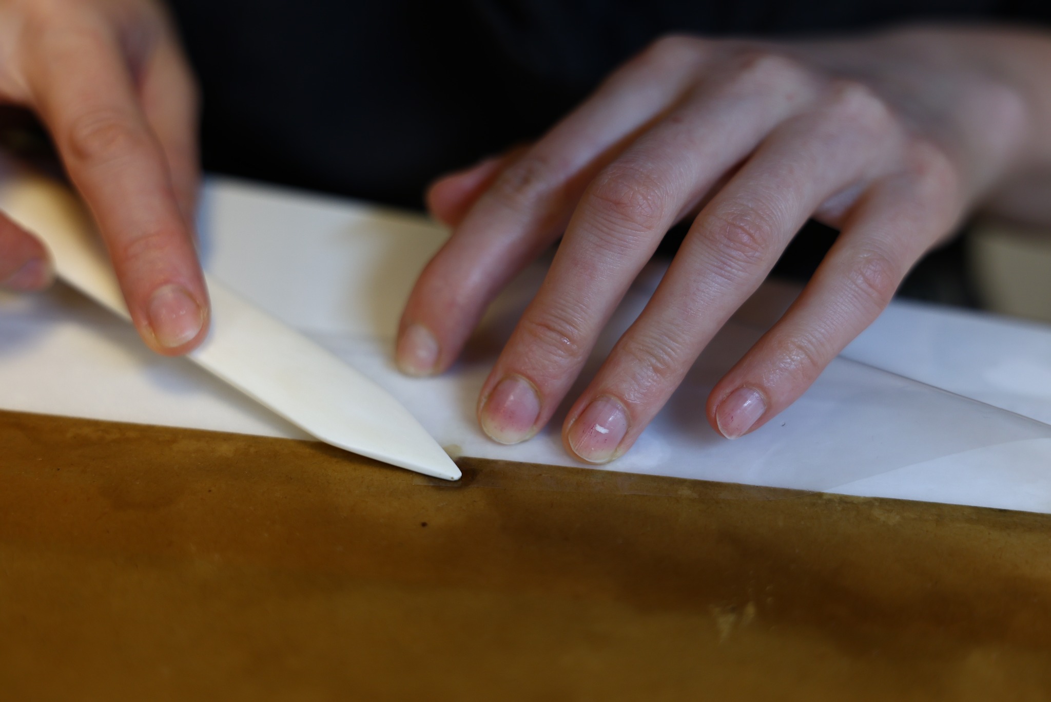 Uzupełnianie ubytków papieru.