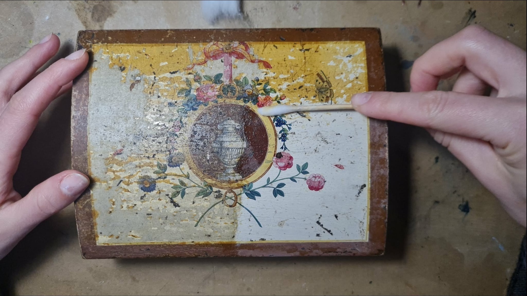 Malowana szkatułka w trakcie konserwacji.