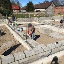 Wznoszenie fundamentu z bloczków betonowych