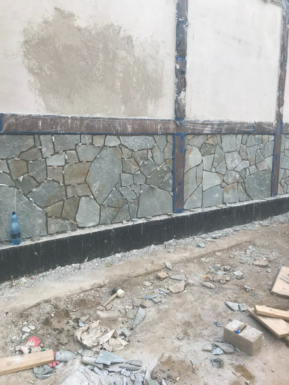 Dekoracyjne wykończenie ściany kamieniem