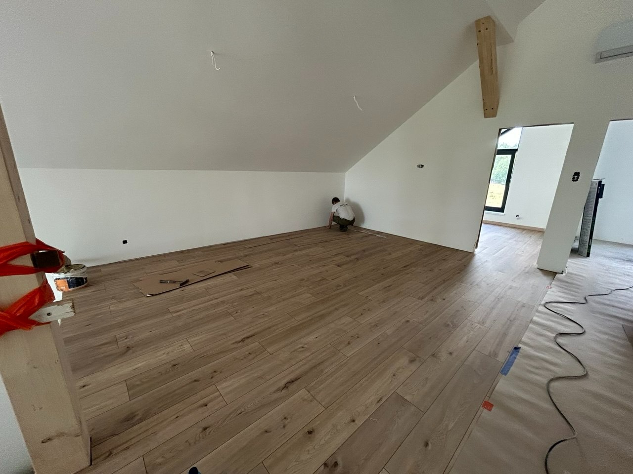 Szpachlowanie i gładzie Malowanie ścian i sufitów Układanie paneli podłogowych