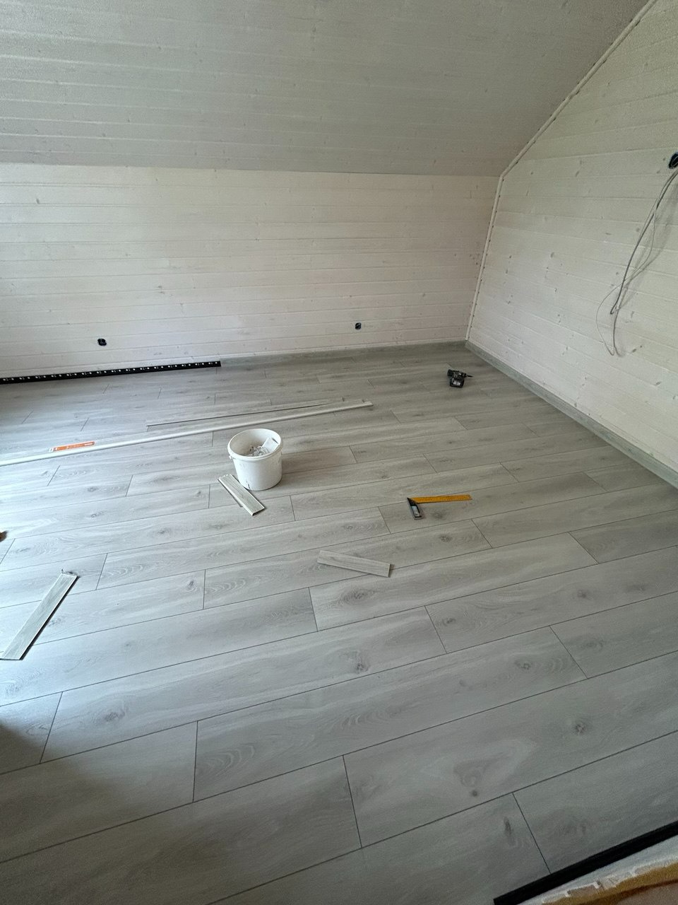 Montaż drewnianej boazerii na ścianie Układanie paneli podłogowych