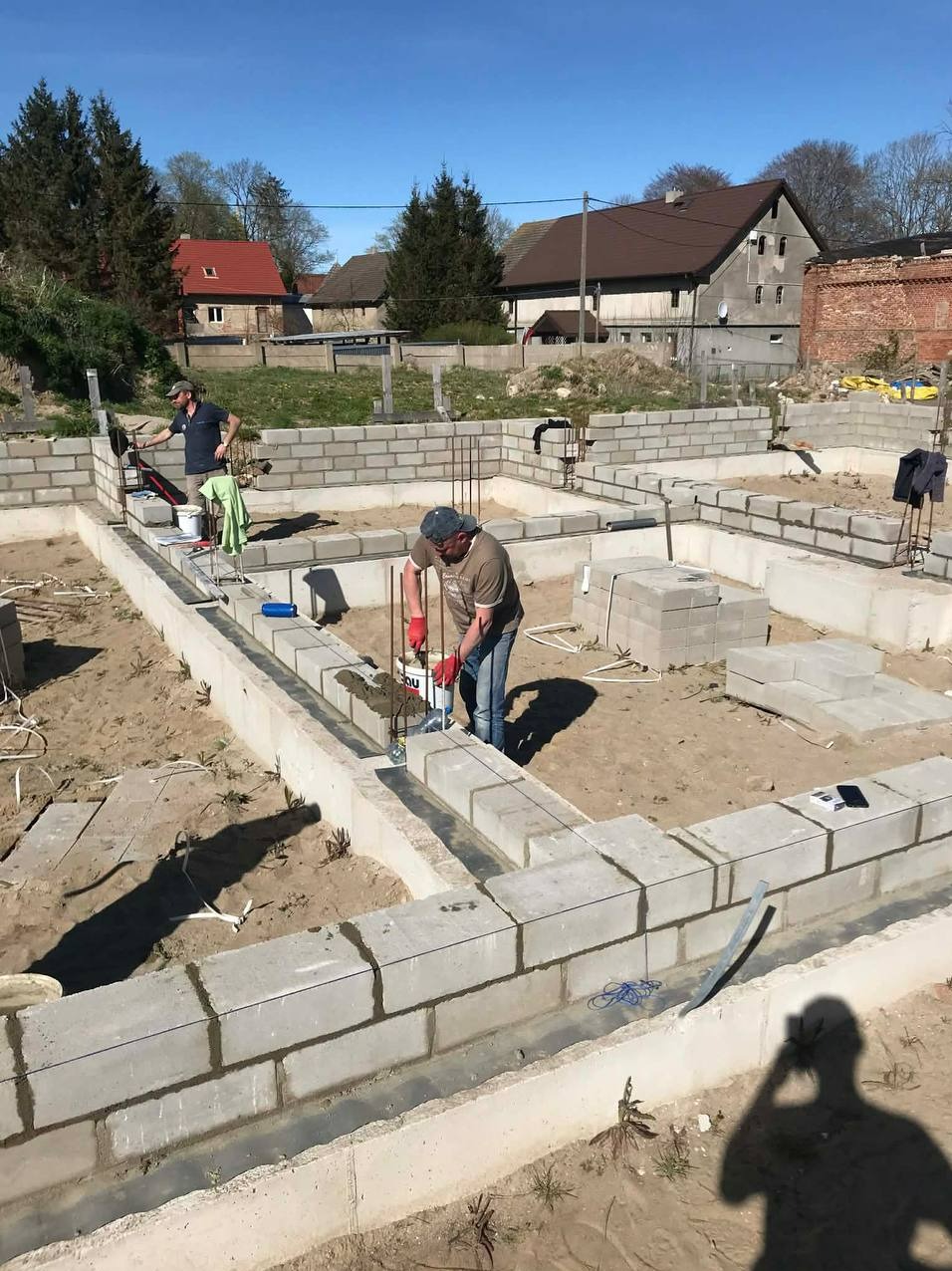Wznoszenie fundamentu z bloczków betonowych