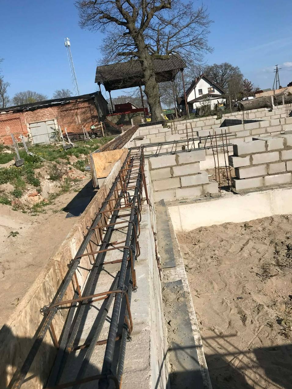 Wykonanie zbrojenia i szalunku wieńca fundamentowego