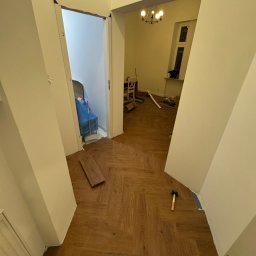 Układanie paneli w jodełkę