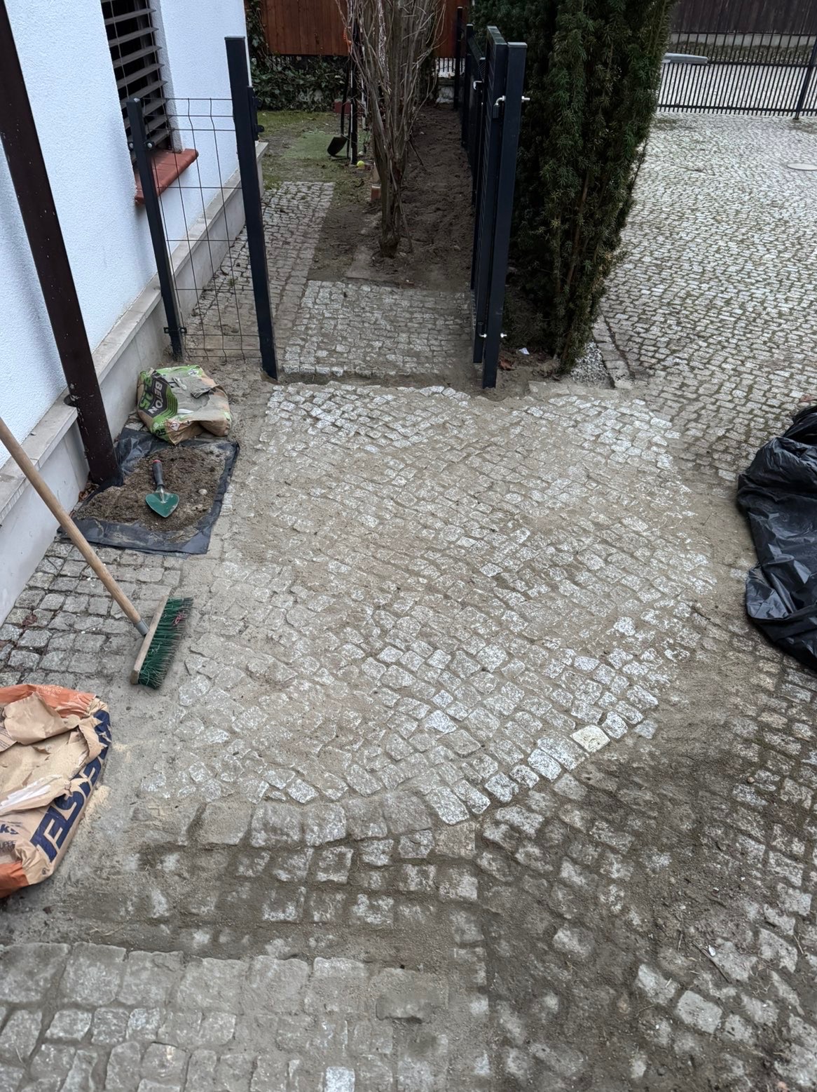 Montaż ogrodzenia + układanie kostki