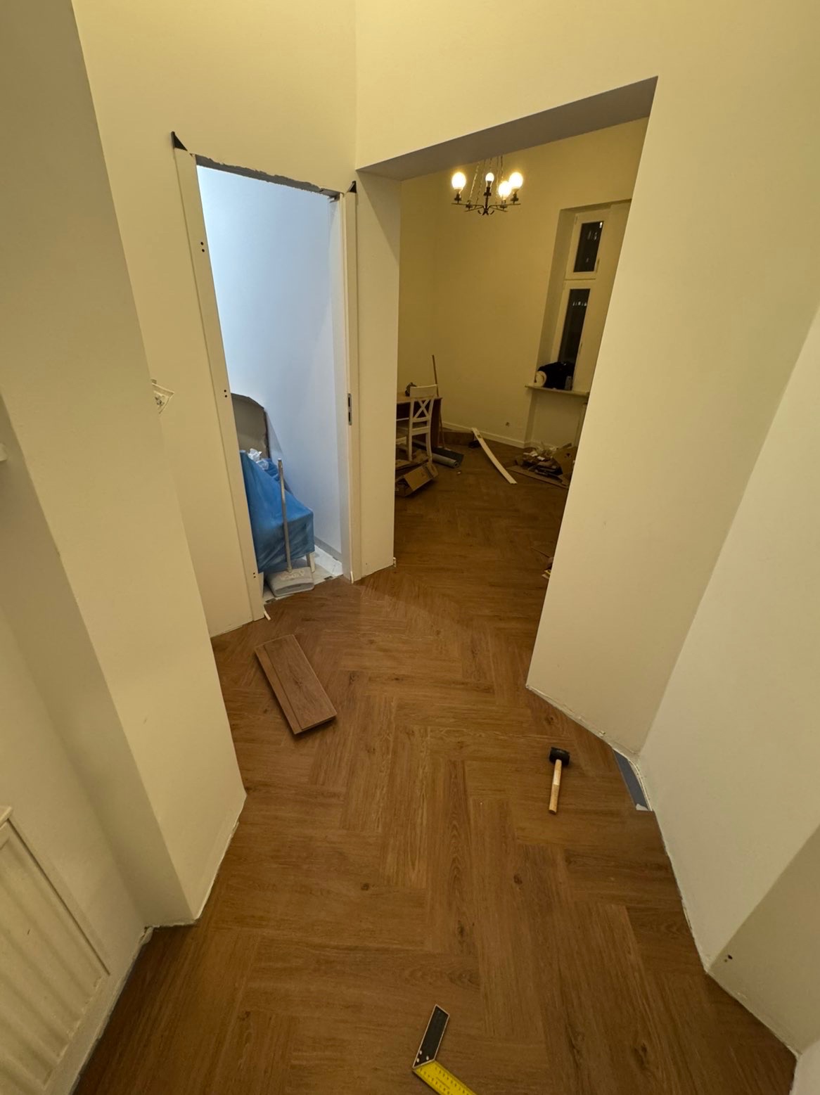 Układanie paneli w jodełkę