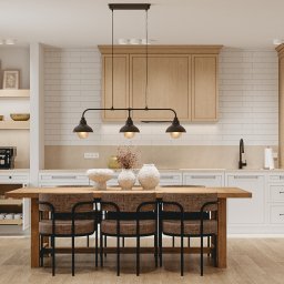 PRACOWNIA PROJEKTOWA WERONIKA STEFFEN-LOTARSKA - Jasna kuchnia w stylu skandynawskim z drewnianym stołem i krzesłami. Nad stołem wisi czarna, potrójna lampa. Na blacie dekoracyjne wazony. Widoczne białe szafki i okno.