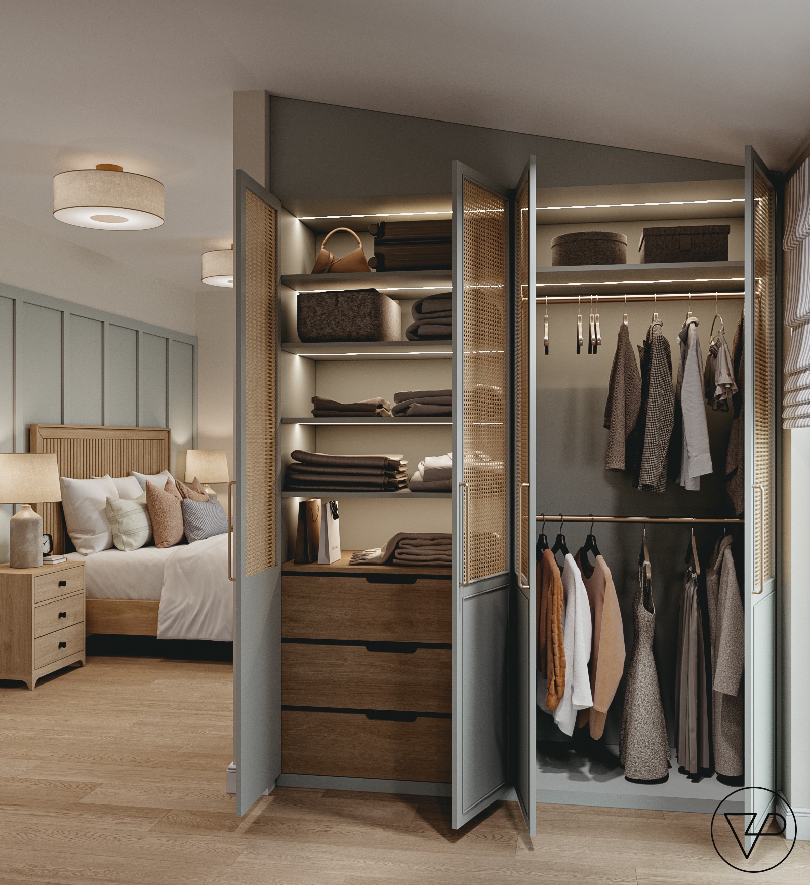 Otwarta szafa wnękowa z oświetleniem LED i rattanowymi frontami, widok na półki z ubraniami i akcesoriami, w tle sypialnia z łóżkiem i szafką nocną.
