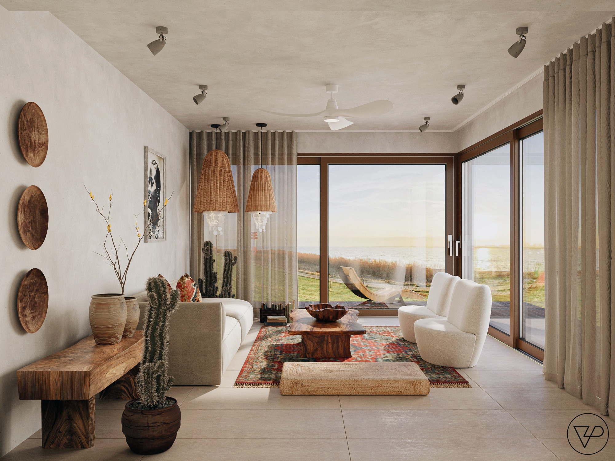 Jasny salon w stylu boho z drewnianym stolikiem kawowym, beżową sofą i widokiem na morze przez duże okno. Wnętrze dopełniają lampy z abażurami z wikliny i dekoracje ścienne.