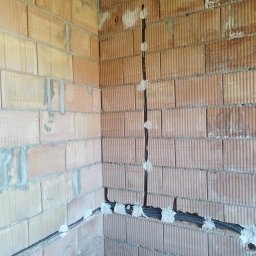 Żurowski Instalacje - Wykonanie instalacji prowadzonej w peszlu w ścianach