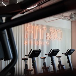 Anna Komorowicz Studio - FIT:30 I Projekt wnętrz sieci siłowni I 2025