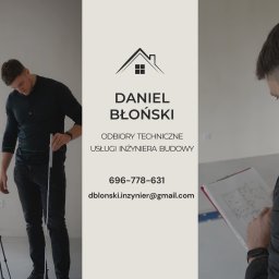 Daniel Błoński Usługi Inżynierskie - Inżynier budowy z niwelatorem laserowym i planami sprawdza odbiór techniczny mieszkania. Widoczny kontakt i logo firmy.
