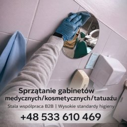 Jagoda Kwaśniewska - Osoba w niebieskich rękawicach czyści lustro w gabinecie, widoczne płytki, umywalka i dozownik. Tekst: Sprzątanie gabinetów medycznych/kosmetycznych/tatuażu.