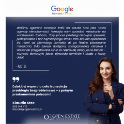 Mateusz Dąbkowski Open Estate - Opinia Google z portretem agentki nieruchomości Klaudii Stec w granatowym żakiecie, polecającej sprzedaż mieszkania na warszawskim Żoliborzu. Logo Open Estate.