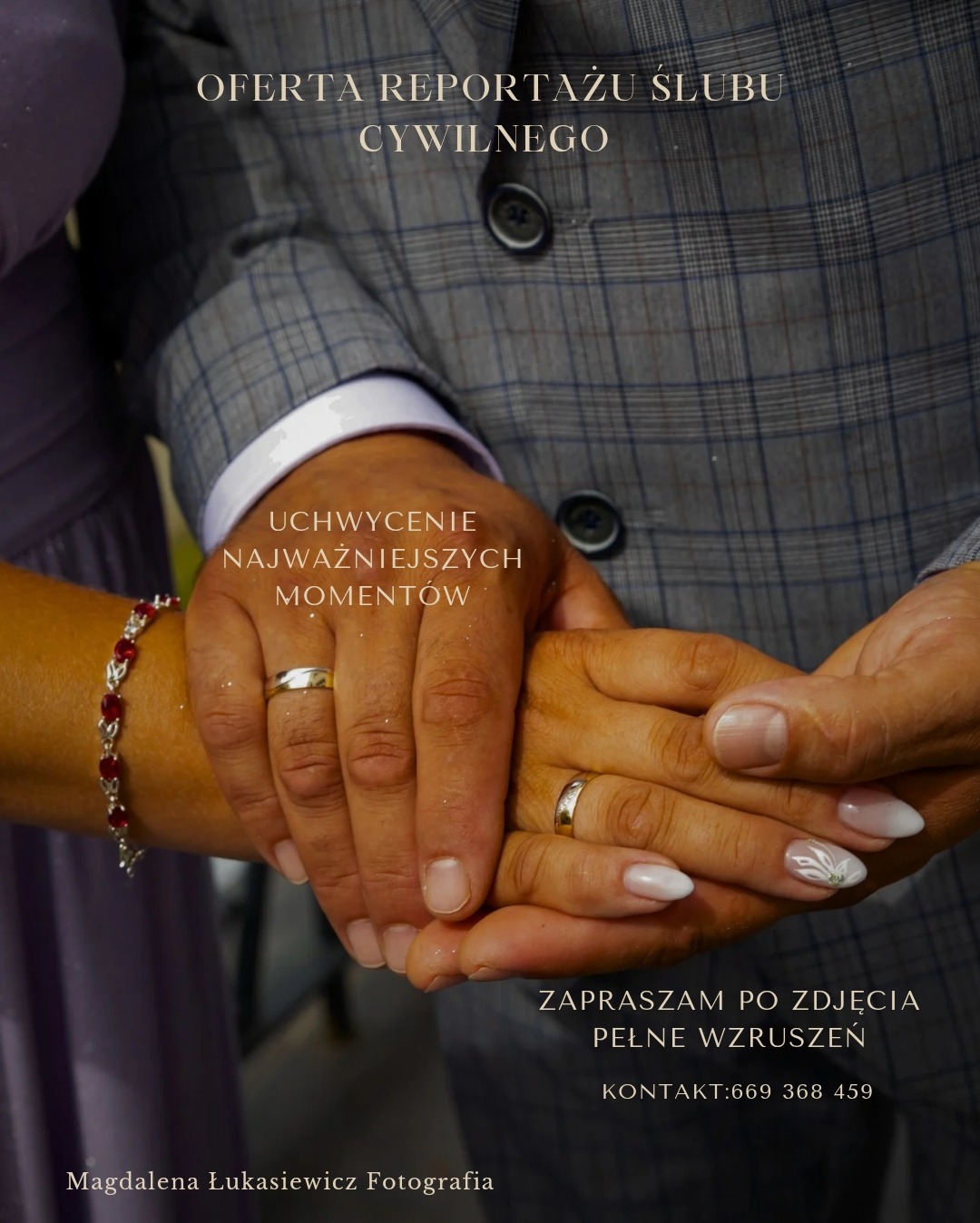 Dłonie pary młodej z obrączkami na tle garnituru i sukienki. Oferta reportażu ślubu cywilnego, uchwycenie najważniejszych momentów. Zapraszam po zdjęcia pełne wzruszeń.