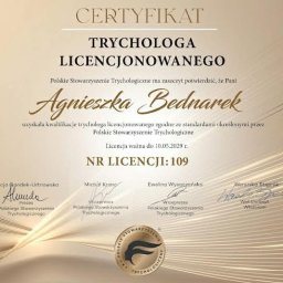 Dyplom licencjonowanego Trychologa  – potwierdzenie profesjonalnej wiedzy w diagnostyce skóry głowy. W moim gabinecie każdy zabieg trychologiczny jest indywidualnie dopasowany, aby skutecznie wspierać kondycję skóry głowy i włosów w Łodzi.