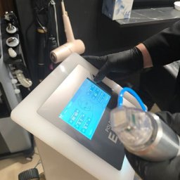 Trycholog podczas zabiegu trychologicznego w Łodzi – indywidualnie dobrane terapie wspierające regenerację skóry głowy i kondycję włosów. Profesjonalna trychologia w komfortowym gabinecie w Łodzi.