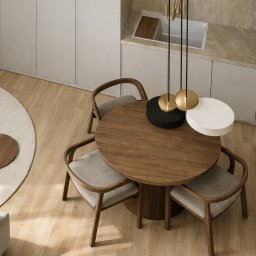 ARCHITEKT MARTA CIEŚLAK - Minimalistyczna jadalnia z okrągłym stołem i krzesłami z drewnianymi ramami, oświetlona nowoczesną lampą wiszącą z elementami w kolorze złota i bieli. Widok z góry.