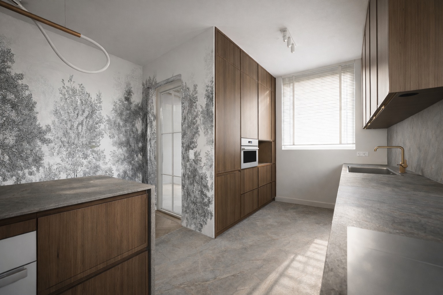 Nowoczesna kuchnia z drewnianymi szafkami, blatem z szarego kamienia i ścianą z motywem leśnym. Minimalistyczne oświetlenie i złota bateria dodają elegancji.