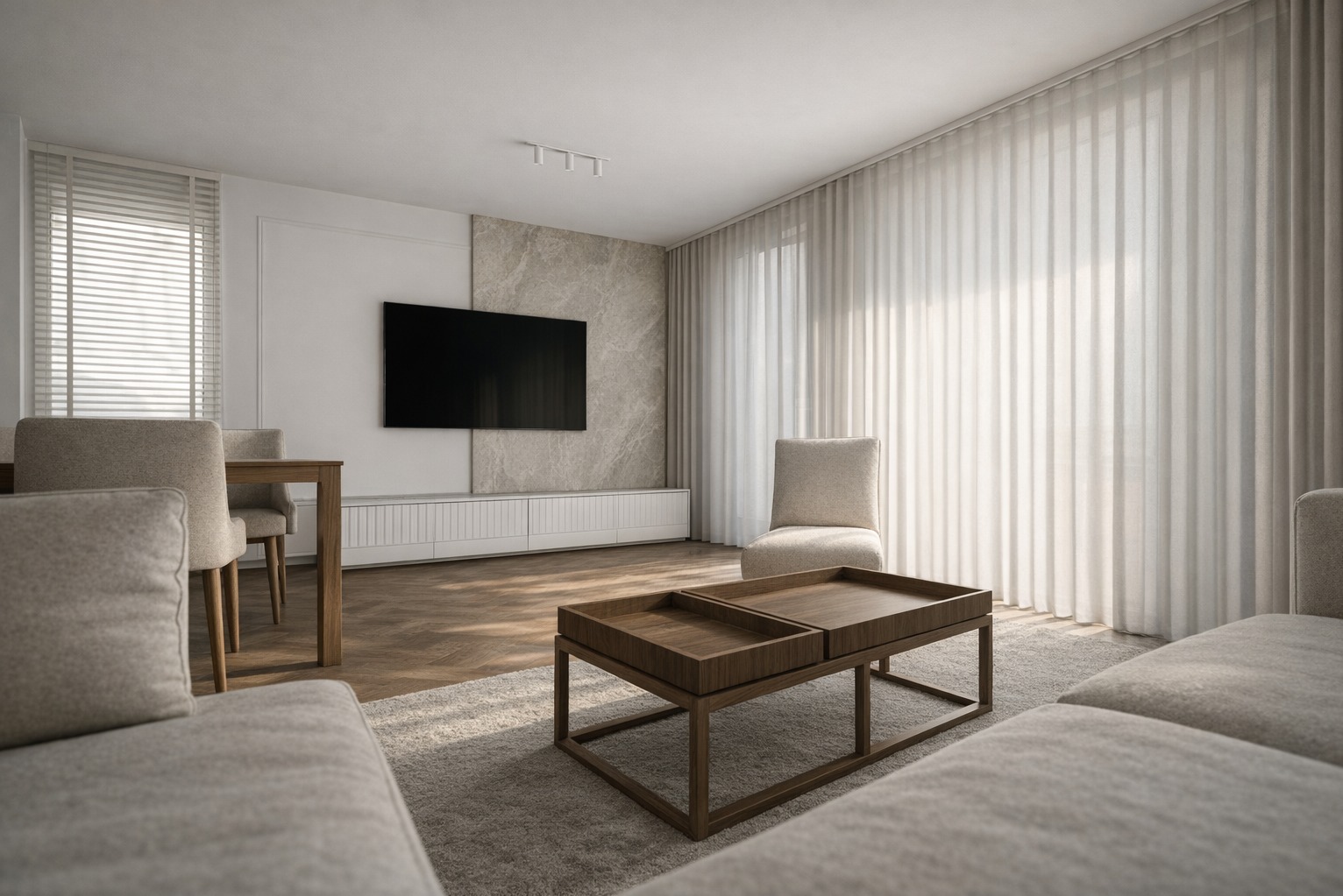 Jasne wnętrze salonu z drewnianym stolikiem kawowym, telewizorem na ścianie z marmurowym akcentem i zasłonami wpadającymi w naturalne światło. Minimalistyczny design.