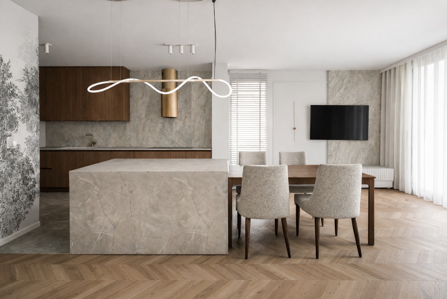 Nowoczesna aranżacja wnętrza: marmurowa wyspa kuchenna, drewniane szafki, parkiet w jodełkę, designerska lampa i telewizor na ścianie z marmurowym akcentem.