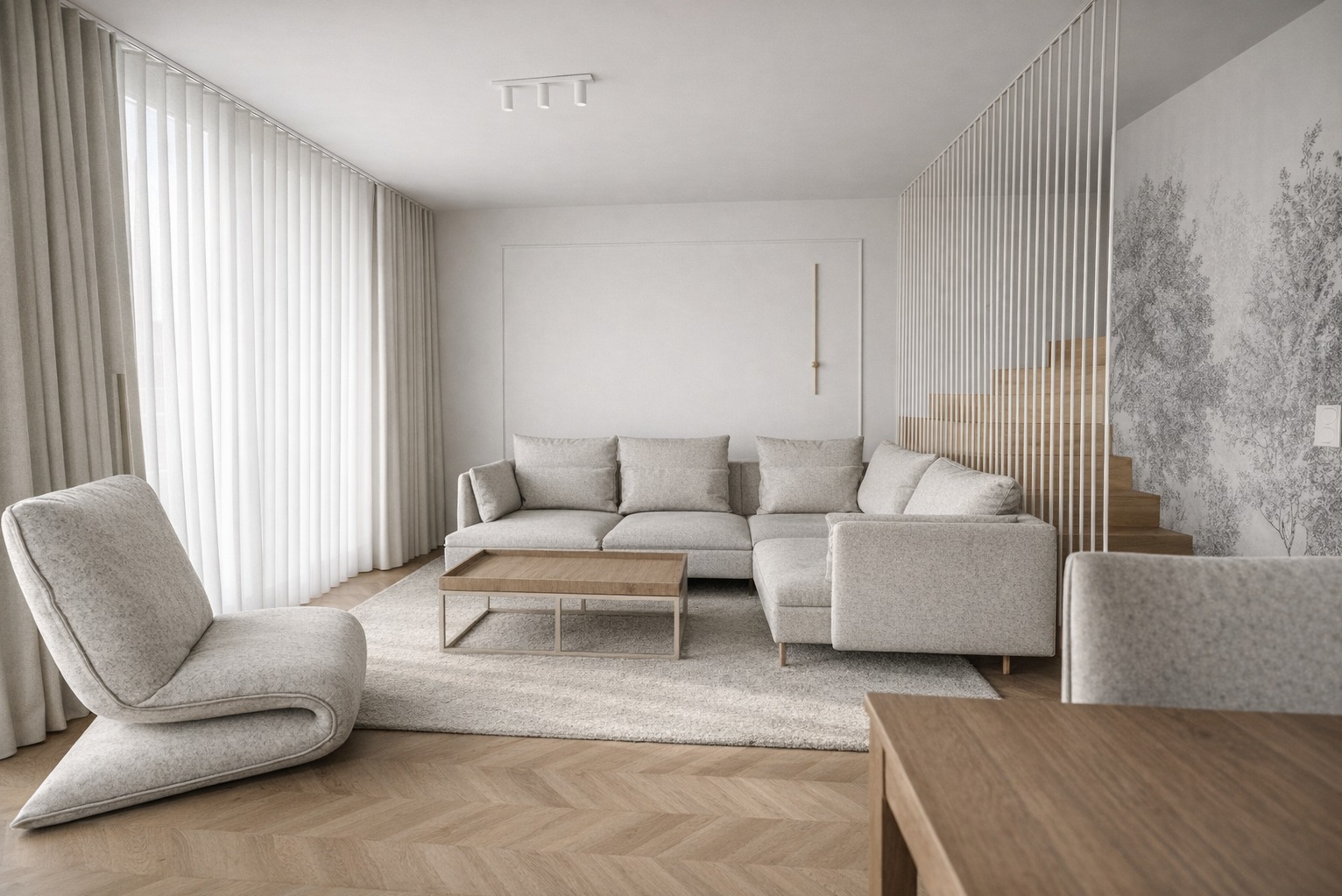 Jasne wnętrze salonu z narożnikiem, fotelem i drewnianym stolikiem kawowym. Parkiet w jodełkę, minimalistyczne oświetlenie i dekoracja ściany z motywem drzew.