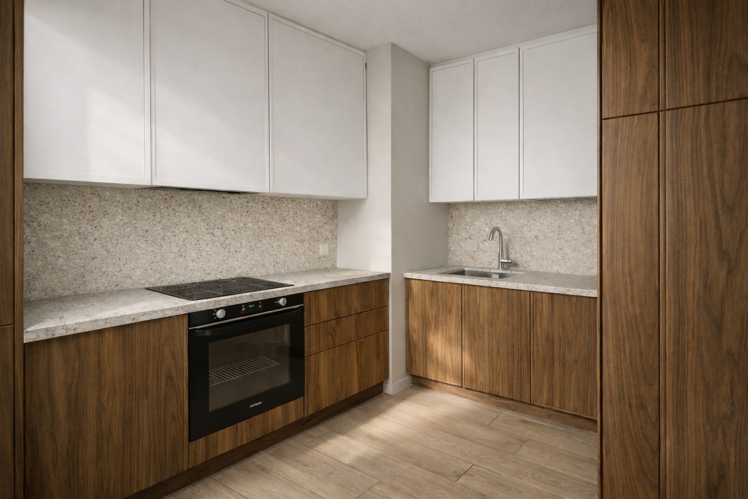 Nowoczesna kuchnia z drewnianymi szafkami dolnymi i białymi górnymi, blatem z lastryko i drewnianą podłogą. Widoczny piekarnik i płyta indukcyjna.