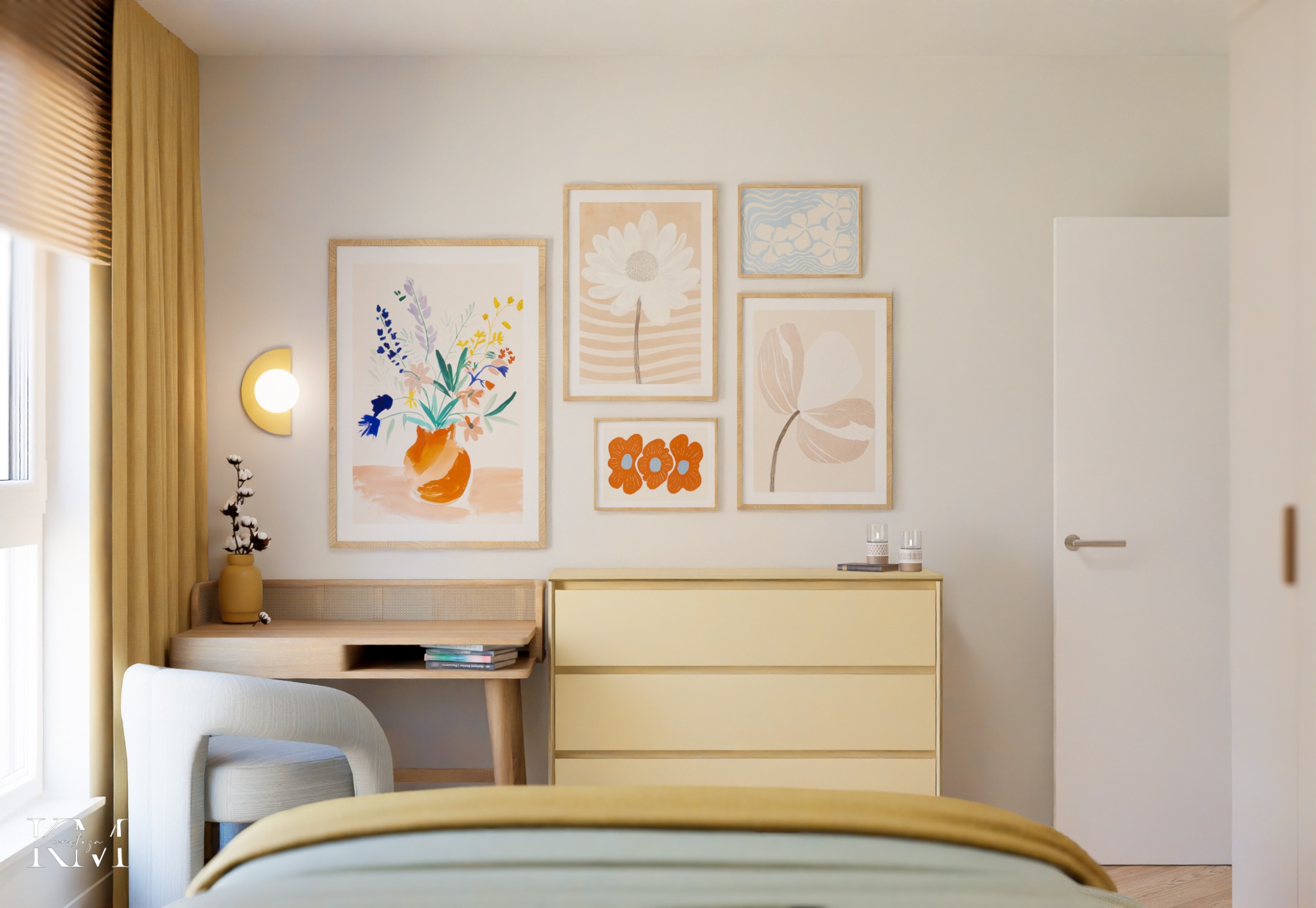 Jasne wnętrze sypialni z biurkiem, komodą i galerią obrazków na ścianie. Uwagę przykuwa minimalistyczny design i stonowana kolorystyka z akcentami żółci.
