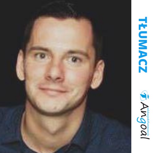 Portret mężczyzny z logo firmy Angoal oferującej edukację i tłumaczenia, umieszczonym pionowo po prawej stronie zdjęcia. Ciemne tło.