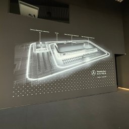 WallKing Łukasz Żugaj - Grafika na ścianie przedstawiająca plan salonu Mercedes-Benz Auto Frelik z podziałem na Centrum Blacharsko-Lakiernicze, Serwis i Salony Samochodów. Bydgoszcz, wrzesień 2023.