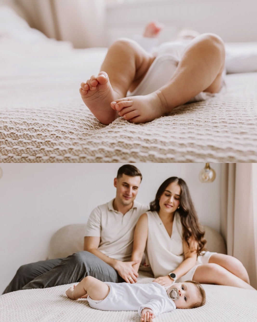 Rodzinna sesja na łóżku: zbliżenie na stopy dziecka na górze, rodzice z niemowlęciem z dołu, ciepłe światło, beżowa kolorystyka, minimalistyczny styl.