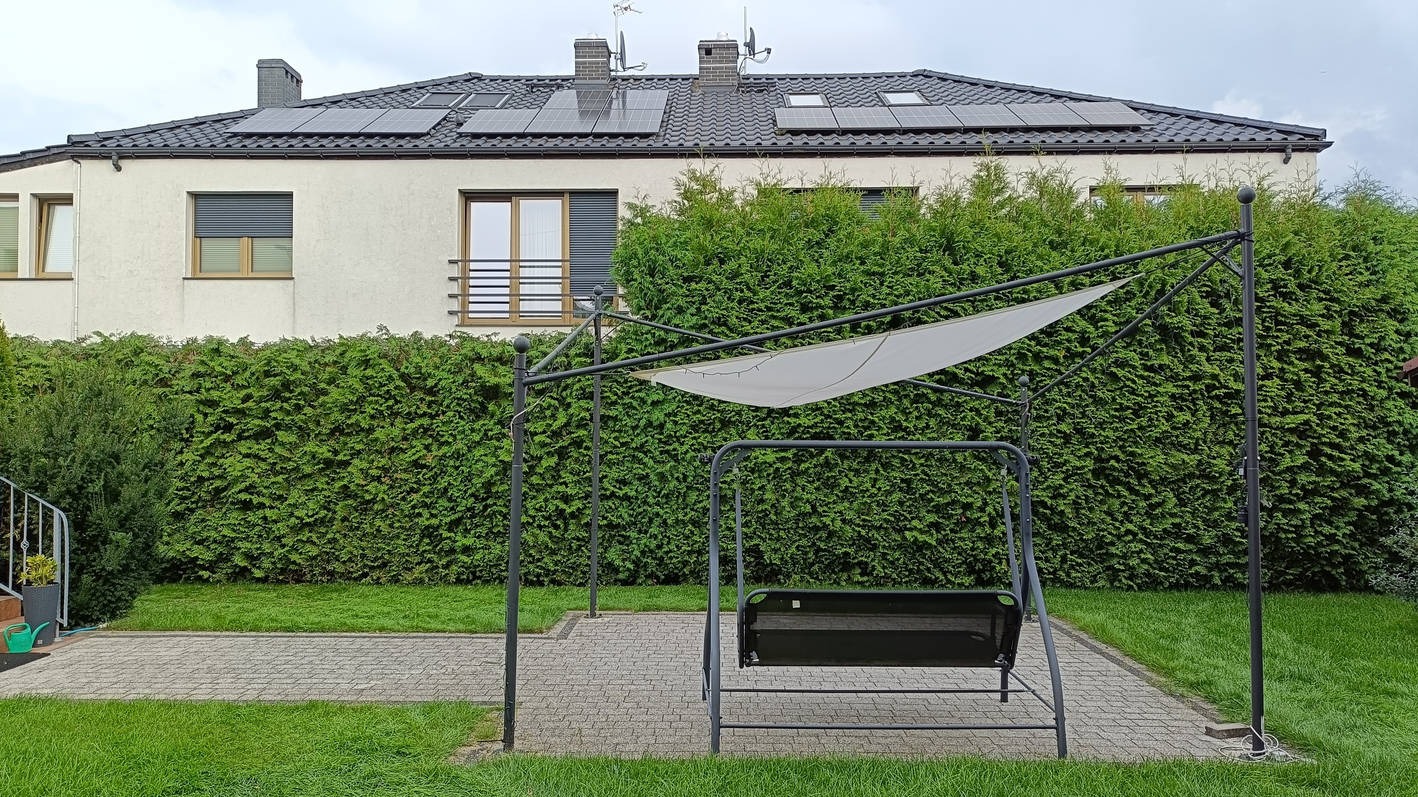 Prace przy skracaniu żywopłotu z wysokości. Cel: dostarczenie większej ilości światła do ogródków